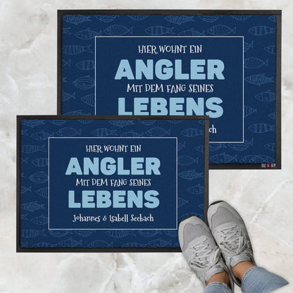 Hier wohnt ein Angler mit dem Fang seines Lebens - Fußmatte 2 Größen