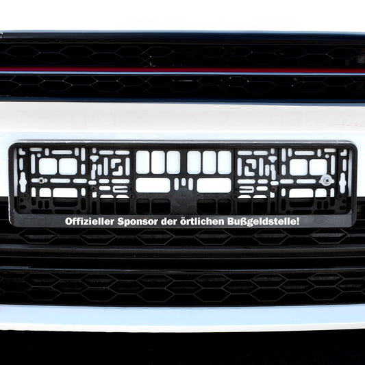 Personalisierter Nummernschildhalter am Auto mit Spruch „Offizieller Sponsor der örtlichen Bußgeldstelle“