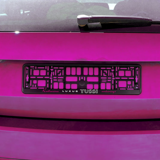 Personalisierte Nummernschild Halterung am pinken Auto mit Name Katharina und Luxus Tussi Motiv