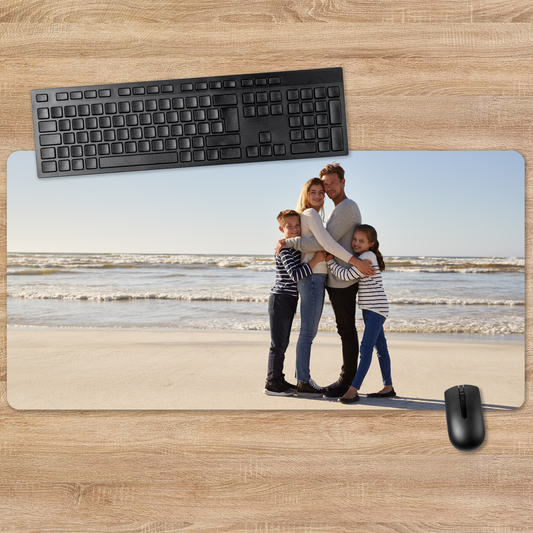 Personalisierbares XXL-Mousepad mit individuellem Fotodruck – auf Schreibtisch mit Tastatur und Maus
