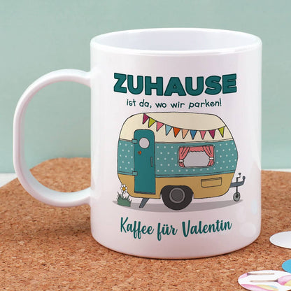 Zuhause ist da, wo wir parken - Campingtasse aus bruchfestem Kunststoff 