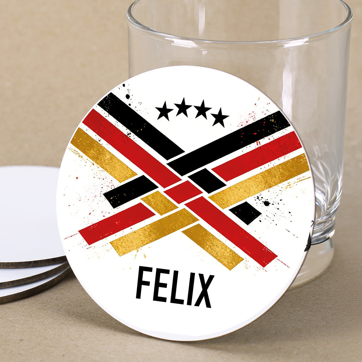Personalisierter Untersetzer mit Fußballmotiv und Name Felix vor einem Trinkglas
