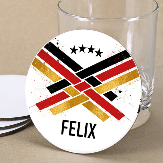 Personalisierter Untersetzer mit Fußballmotiv und Name Felix vor einem Trinkglas
