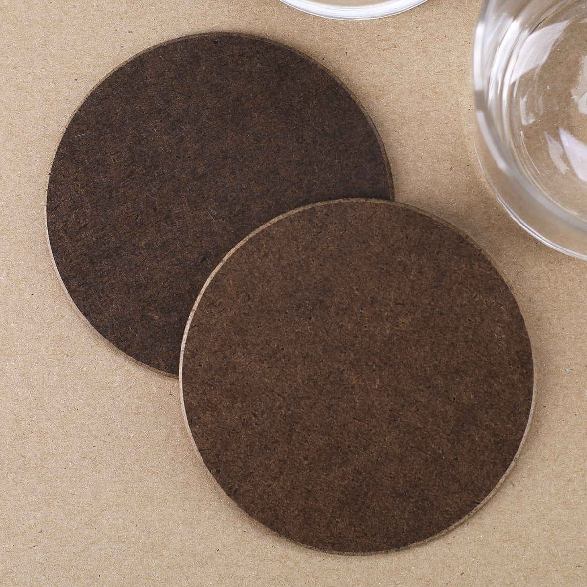 Rückseite runder MDF Untersetzer in Braun als Detailansicht des Grundmaterials