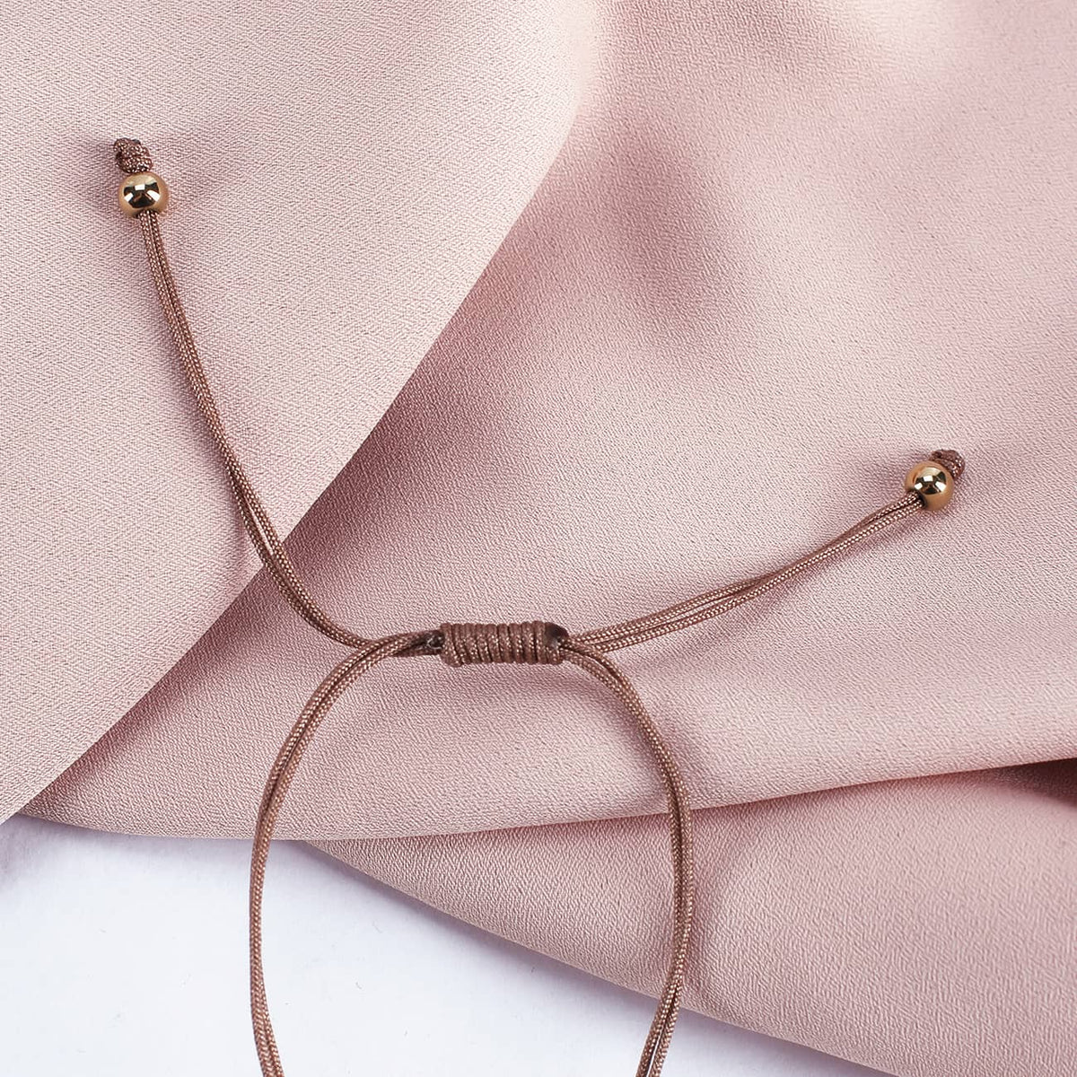 Braunes Textilband mit Ringzug
