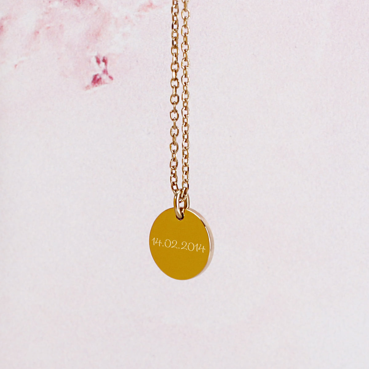 Nahaufnahme der Leonardo Halskette mit Ihrem Wunschtext in Gold