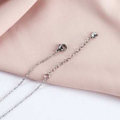 Nahaufnahme des Verschlusses der Kette mit Herz Anhänger & Gravur einer Initiale in Silber