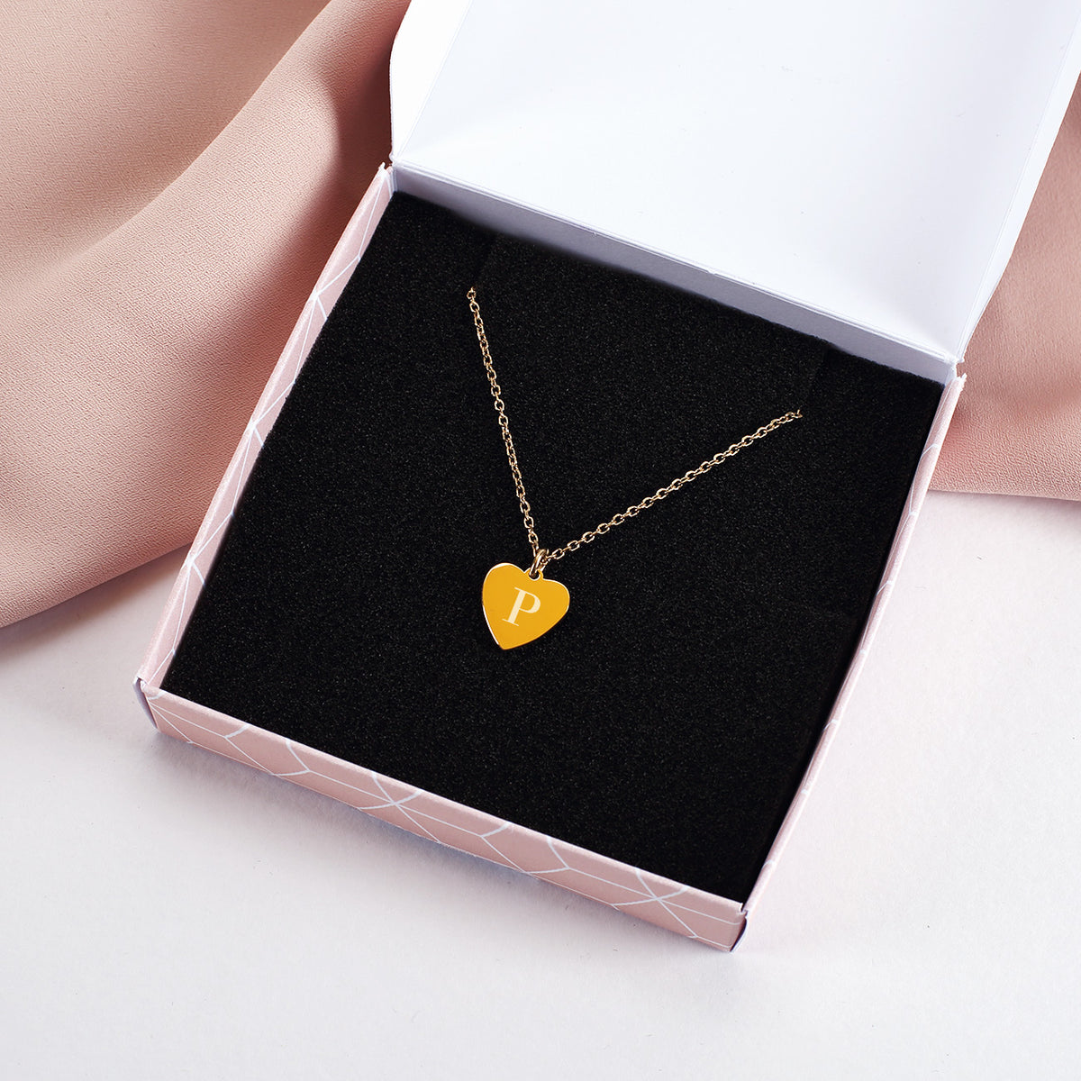 Kette mit Herz Anhänger & Gravur einer Initiale in Gold in Geschenkbox