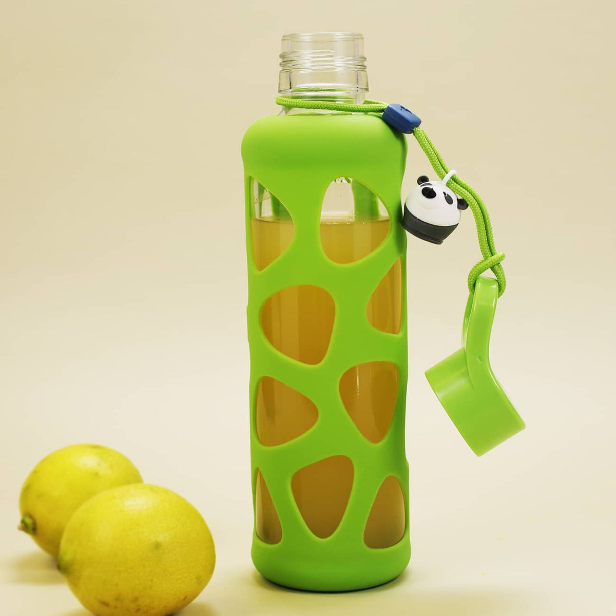Glasflasche aus Glas mit Silikonhülle und Panda Anhänger