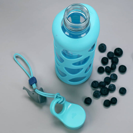 Glasflasche mit blauer Silikonhülle und Elefant Anhänger am Deckel