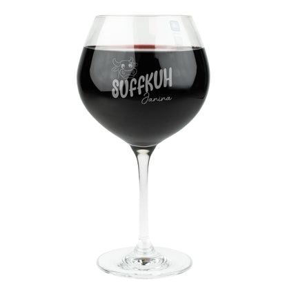 Leonardo Burgunderglas mit Gravur „Suffkuh“ und Name Janina – humorvolles personalisiertes Weinglas mit Gravur, gefüllt mit Rotwein, freigestellt auf weißem Hintergrund.