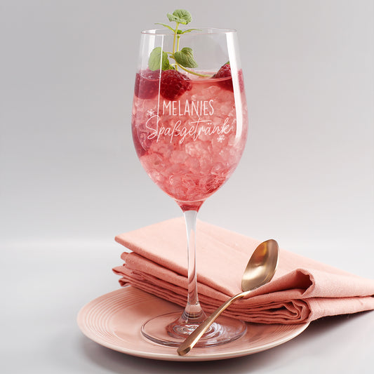 Personalisiertes Leonardo Weinglas mit Gravur Melanies Spaßgetränk, gefüllt mit rosa Cocktail, Eis und Himbeeren