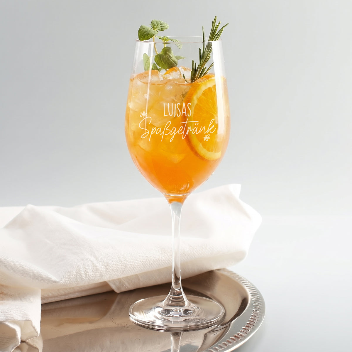Personalisiertes Leonardo Weinglas mit Gravur Luisas Spaßgetränk, orangefarbenem Cocktail, Minze und Rosmarin