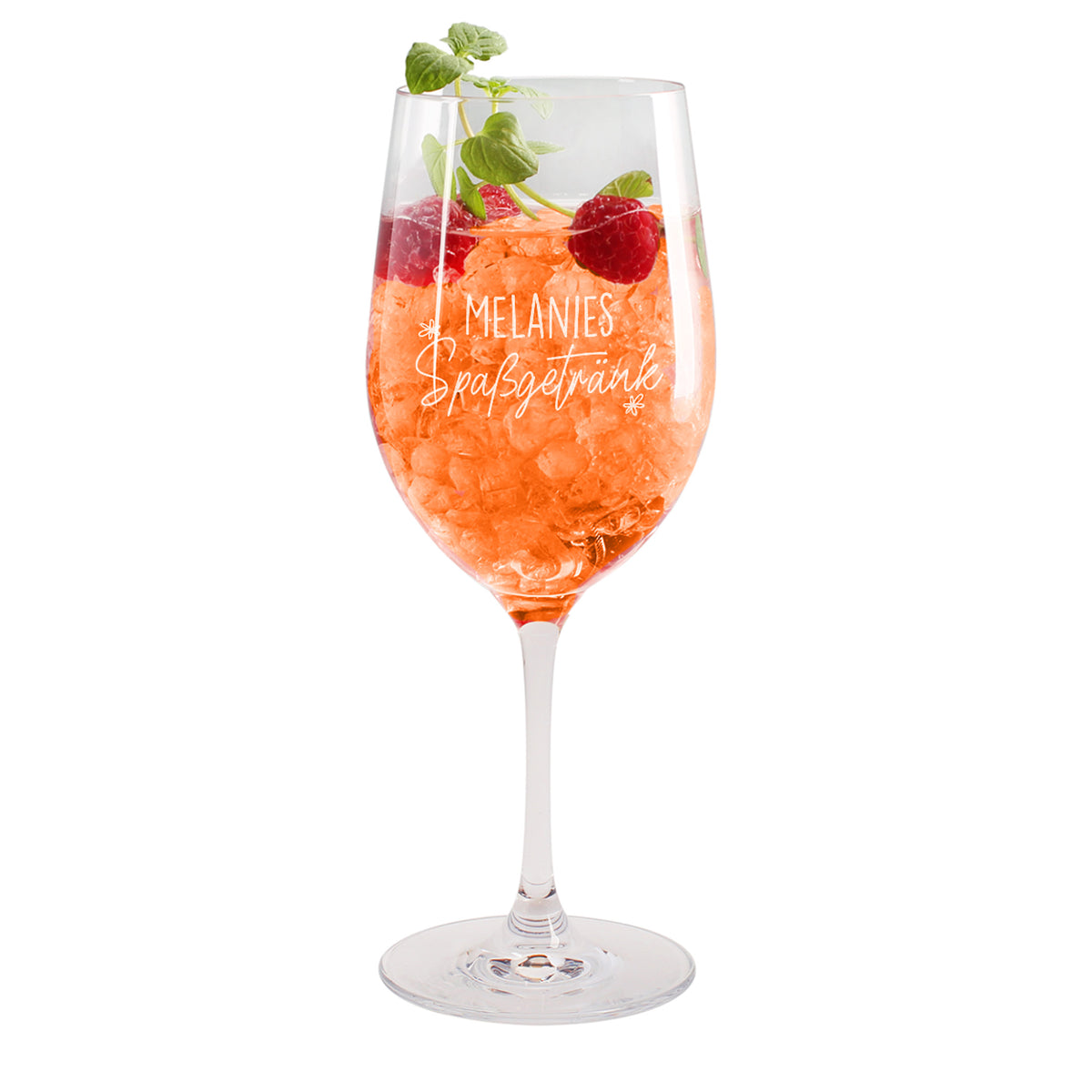Freigestelltes Leonardo Weinglas mit Gravur Melanies Spaßgetränk und orangefarbenem Cocktail auf weißem Hintergrund