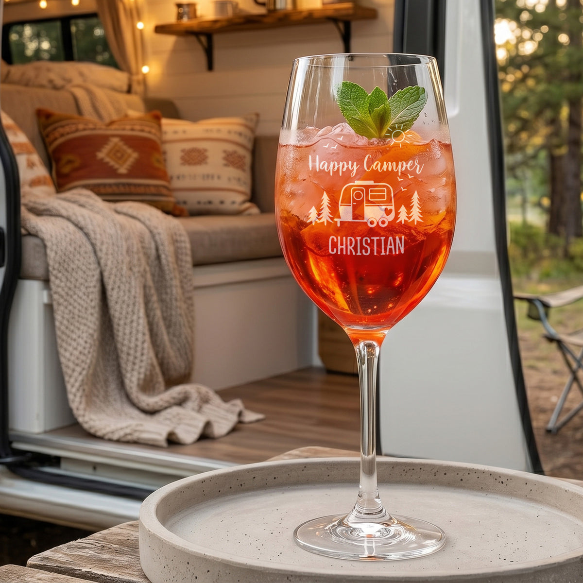 Weinglas Happy Camper mit Wunschtext Christian vor Wohnmobil in gemütlicher Camping Atmosphäre