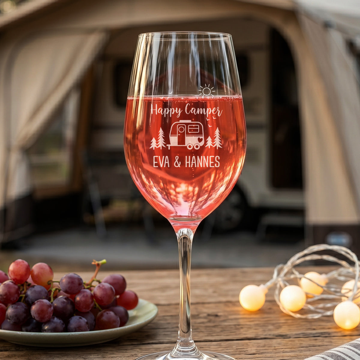 Graviertes Leonardo Weinglas Happy Camper mit Rotwein, Trauben und Lichterkette beim Camping