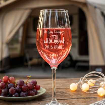 Graviertes Leonardo Weinglas Happy Camper mit Rotwein, Trauben und Lichterkette beim Camping