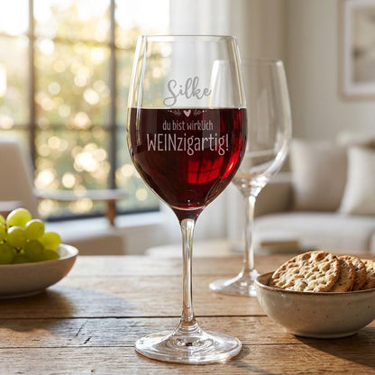 Graviertes Leonardo Weinglas mit Name Silke gefüllt mit Rotwein auf Holztisch