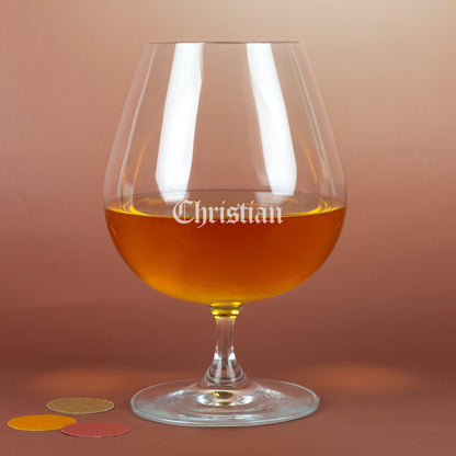 Leonardo Cognacschwenker mit Gravur „Christian“ in Frakturschrift – edles Glas mit Cognac auf rötlichem Hintergrund.