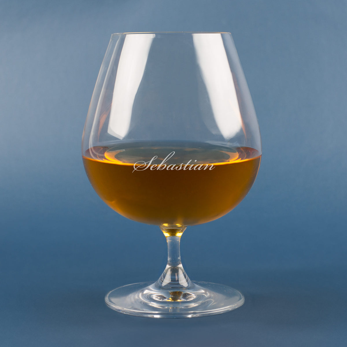 Cognacschwenker mit Gravur „Sebastian“ – klassisches Leonardo Glas auf blauem Hintergrund.