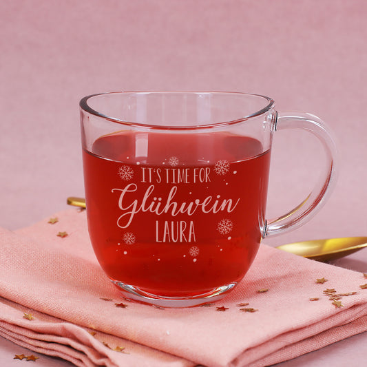 Leonardo Glas-Tasse für Glühwein mit Gravur „Laura“ auf rosa Hintergrund mit goldenem Löffel dekoriert