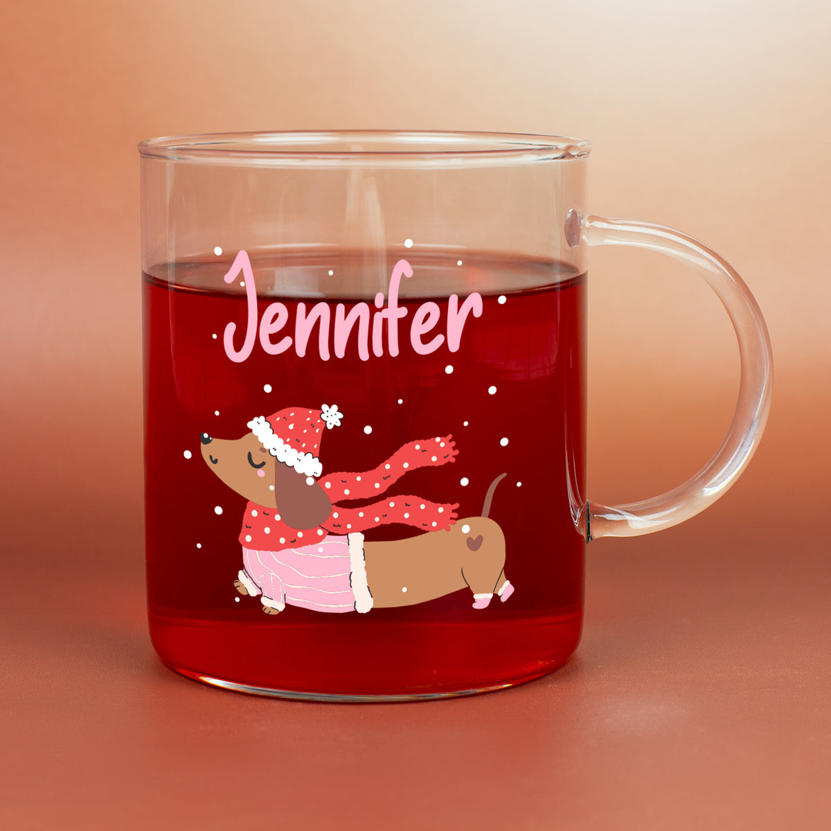 Leonardo Teeglas NOVO mit Name „Jennifer“ und winterlichem Dackelmotiv auf warmem Hintergrund