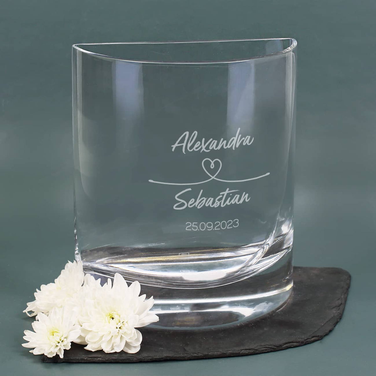 Modernes Hochzeitspräsent - Glas-Vase der Marke Leonardo mit romantischen Herz-Motiv und Namensgravur