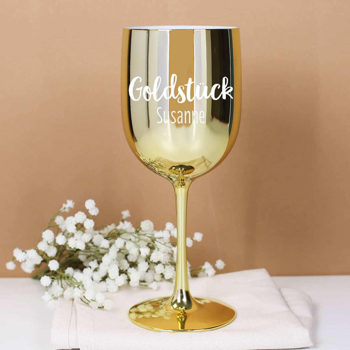 Trinkkelch in hochglänzendem Gold mit Name graviert