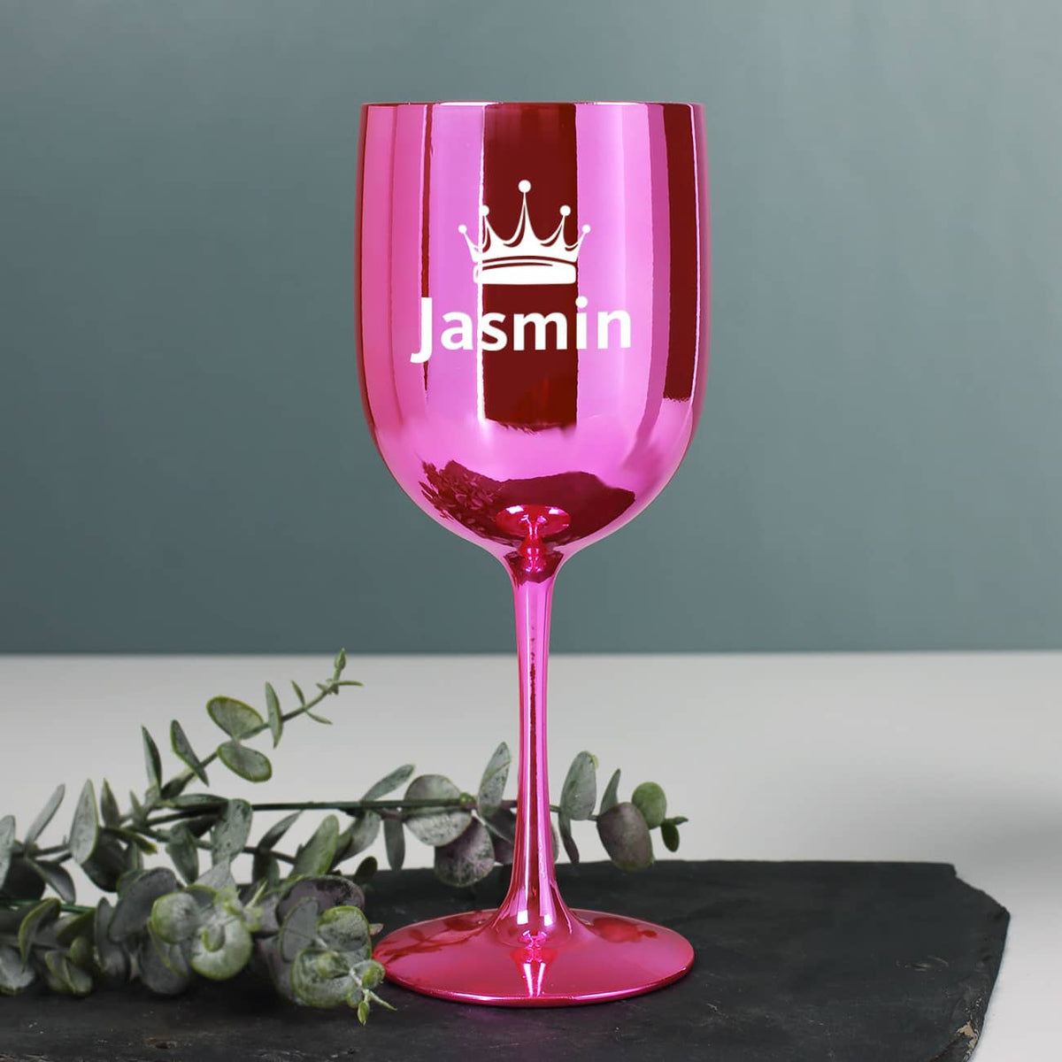 Namensgravur mit Krone auf Kelch in Pink