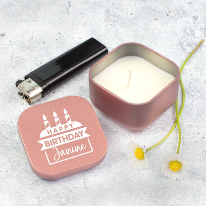 Roségoldene Mini Duftkerze mit Name Janine neben Feuerzeug und kleinen Blumen auf grauem Untergrund