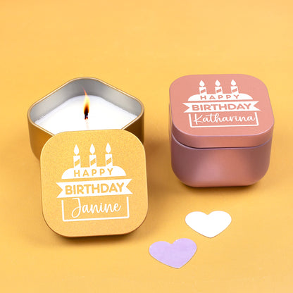 Personalisierte Mini Duftkerzen in Gold und Roségold mit verschiedenen Namen auf gelbem Hintergrund