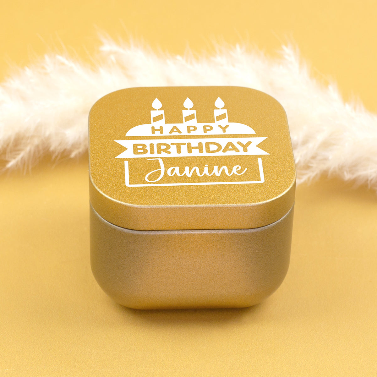 Produktansicht der goldenen personalisierten Mini Duftkerze mit Name Janine