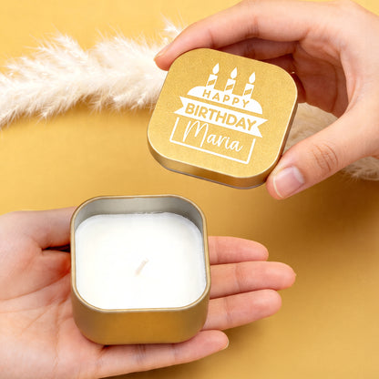 Hände öffnen goldene Mini Duftkerze mit Happy Birthday Motiv und Name Maria