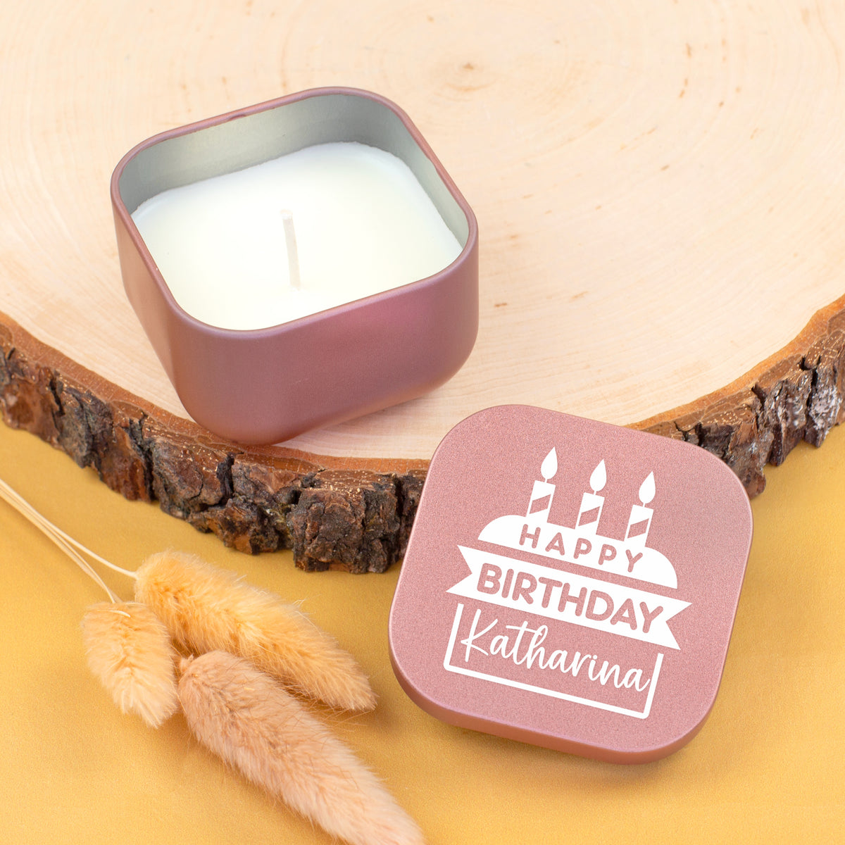 Personalisierte Mini Duftkerze in Roségold mit Name Katharina und geöffnetem Deckel auf Holzunterlage