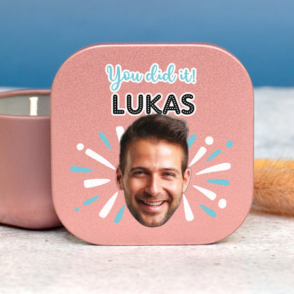 Roségoldene Mini Duftkerze mit Foto, Wunschtext und Blumenmotiv auf dem Deckel
