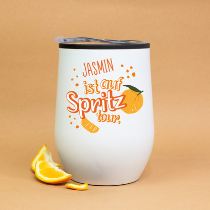 Weißer Thermobecher „Spritztour“ mit Orangendeko und Name Jasmin