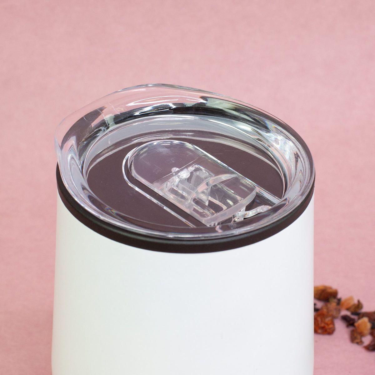 Weißer Thermobecher mit durchsichtigem Deckel in Nahaufnahme
