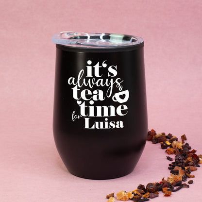 Schwarzer Thermobecher „Tea Time“ mit weißem Aufdruck und personalisiertem Namen, doppelwandiger Becher mit Deckel