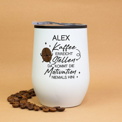 Variante: Weißer Thermobecher mit Name Alex und Kaffee-Spruch, dekoriert mit Kaffeebohnen