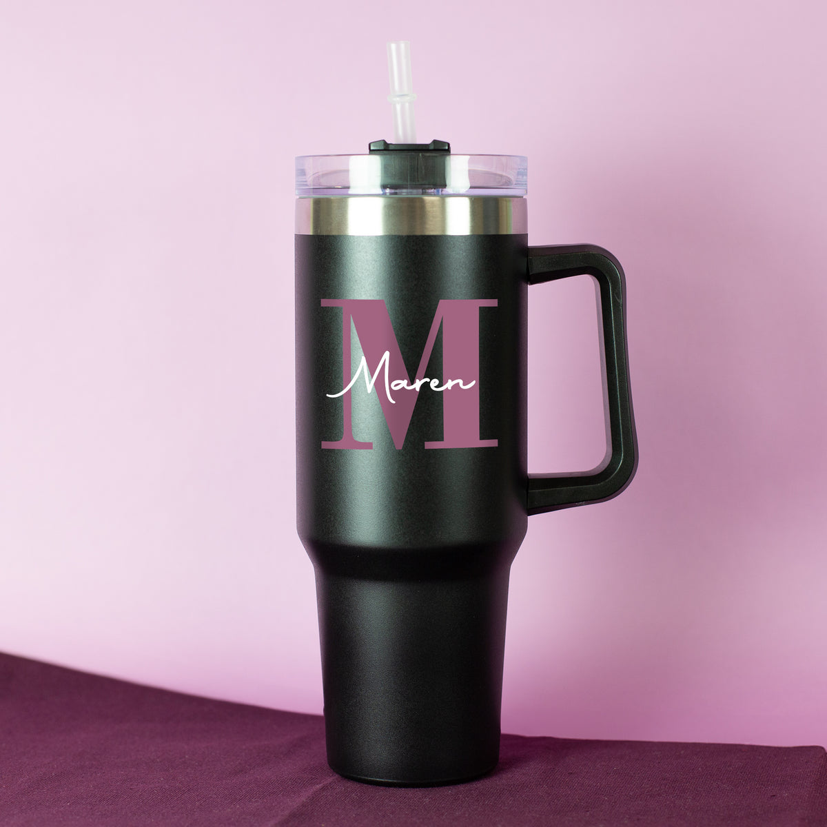 Thermobecher in Schwarz mit rosa Monogramm und weißem Namen - frontal fotografiert