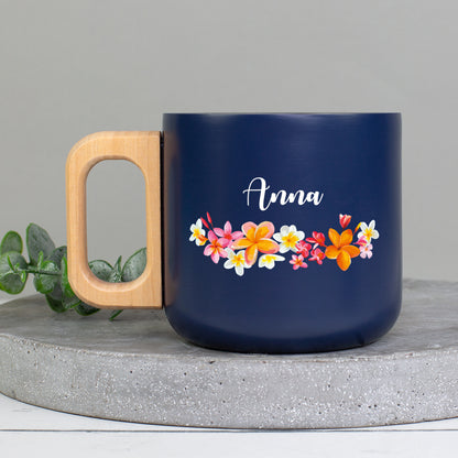 Personalisierter Edelstahlbecher mit Name Anna, bunten Blüten und natürlichem Holzgriff auf Betonplatte