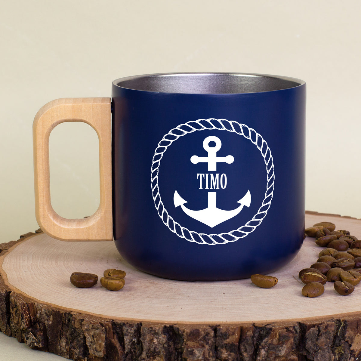 Personalisierter Edelstahlbecher mit Name Timo, Anker im Seilkranz und Kaffeebohnen auf Holzscheibe