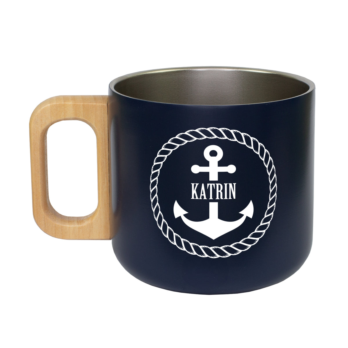 Dunkelblaue Metalltasse mit Holzgriff, Anker-Motiv und Name Katrin vor weißem Hintergrund