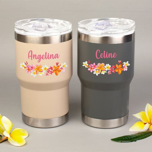 Personalisierter Thermobecher in Beige und Grau mit Blumenmotiv und individuellem Namensaufdruck nebeneinander dargestellt