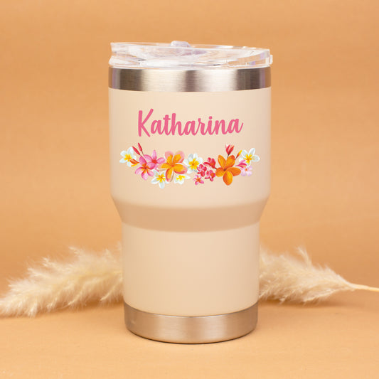 Beigefarbener Thermobecher mit buntem Blumenmotiv und Name Katharina personalisiert vor warmem Hintergrund