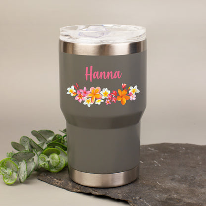 Personalisierter Thermobecher in Grau mit Blumenmotiv und Name Hanna auf dekorativer Steinplatte