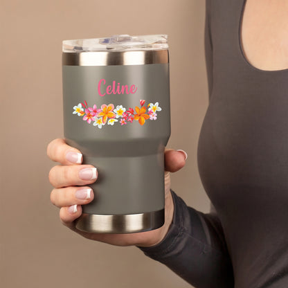 Grauer Thermobecher mit Blumenmotiv und Name Celine wird von einer Person in der Hand gehalten