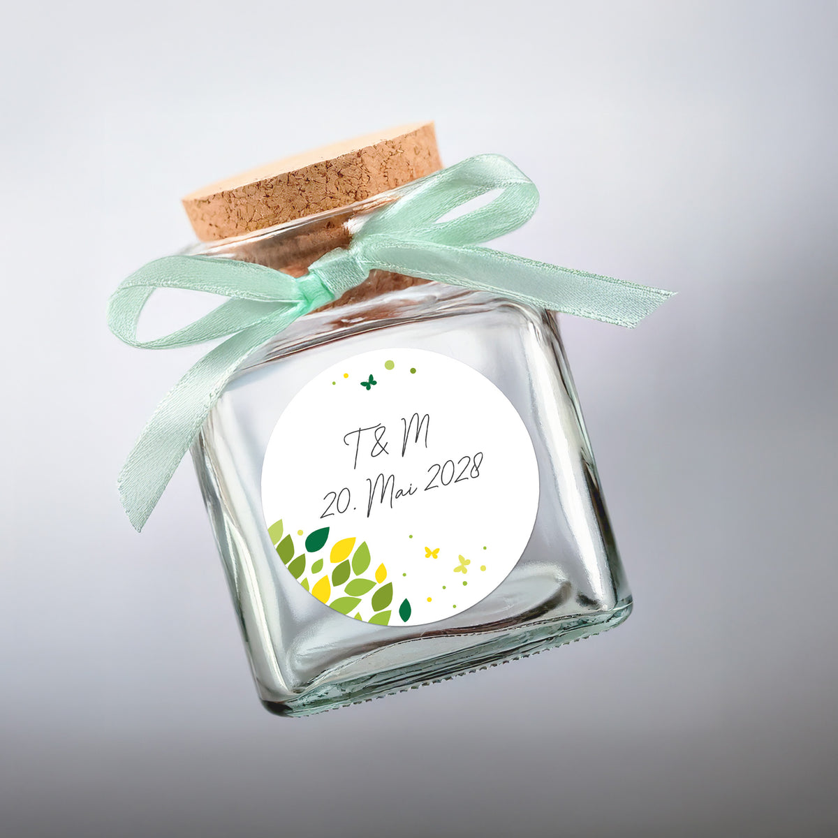 Personalisierter Aufkleber mit Blätter-Motiv auf kleinem Glas mit Schleife