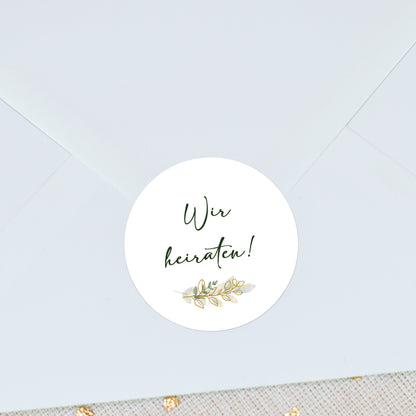 Nahaufnahme eines Stickers mit personalisierten Text und Zweig