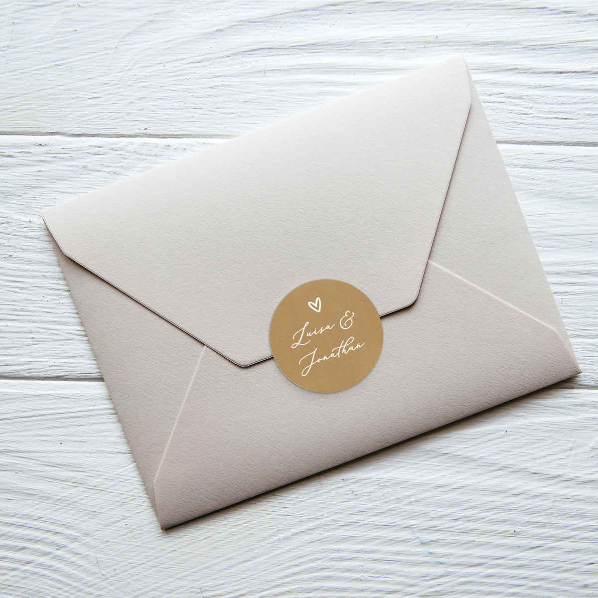Aufkleber auf Umschlag angebracht – stilvolle Hochzeitsdeko